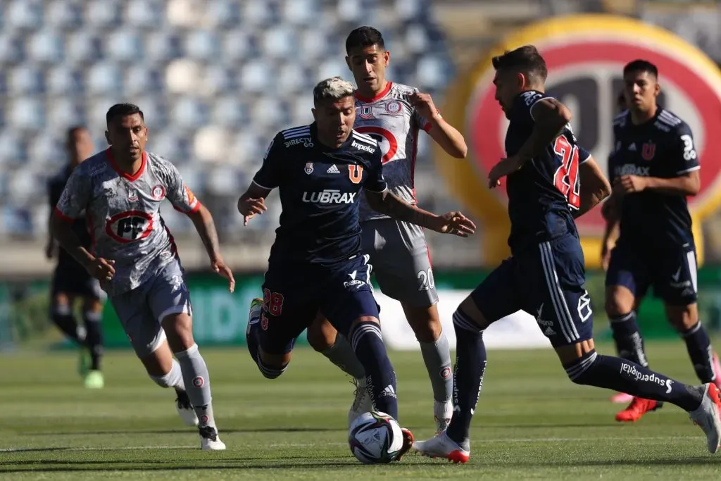 Nahuel Luján y Sebastián Galani (al fondo) en el duelo clave ante Unión La Calera, en Rancagua. Foto: Jose Alvujar/Photosport