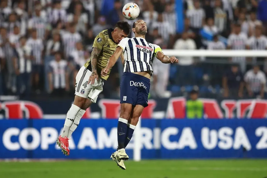 Alan Saldivia disputa un balón aéreo con el argentino Hernán Barcos. (Daniel Apuy/Photosport Alianza de Lima).