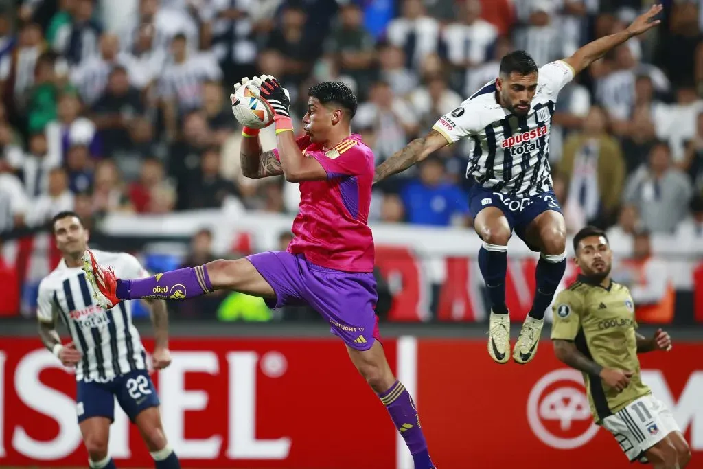 Brayan Cortés se queda con una pelota aérea en la visita de Colo Colo a Alianza Lima. (Daniel Apuy/Photosport).