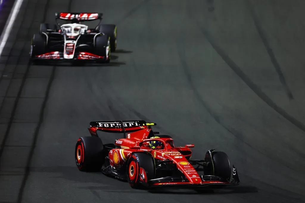 Oliver Bearman conduce el Ferrari en el Gran Premio de Jeddah, justo por delante de uno de los Haas. (Mark Thompson/Getty Images).