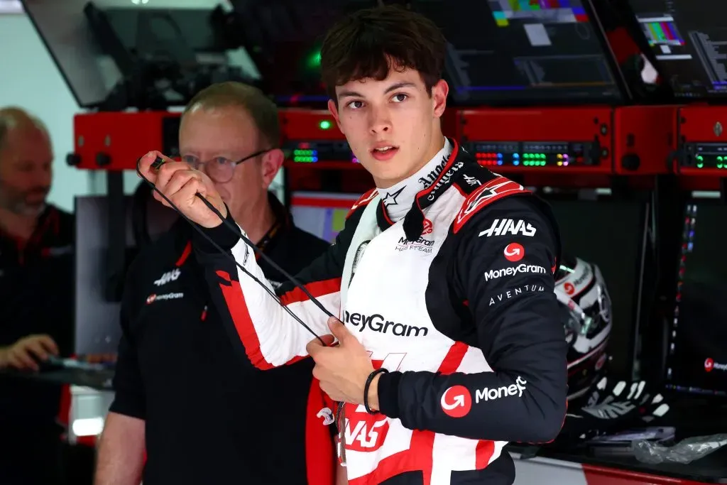 Oliver Bearman manejará por primera vez el Haas modelo 2024. Podría ser su piloto el año siguiente. (Clive Rose/Getty Images).