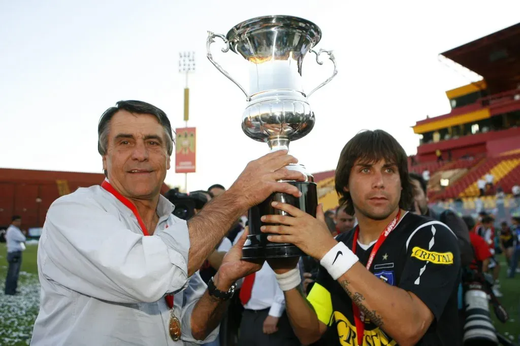 Hugo Tocalli celebra el Torneo de Clausura que ganó Colo Colo. Lo acompaña Arturo Sanhueza. (Andrés Piña | Photosport).