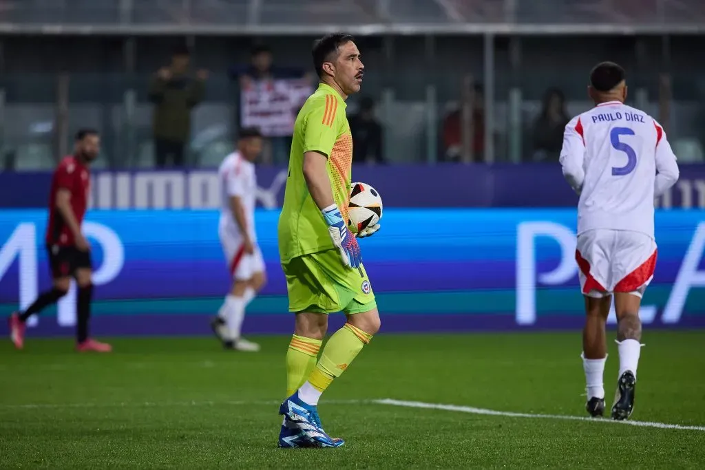 Claudio Bravo en acción por la Roja ante Albania en el debut del Tigre Gareca como DT del Equipo de Todos. (Emmanuele Ciancaglini/Getty Images)