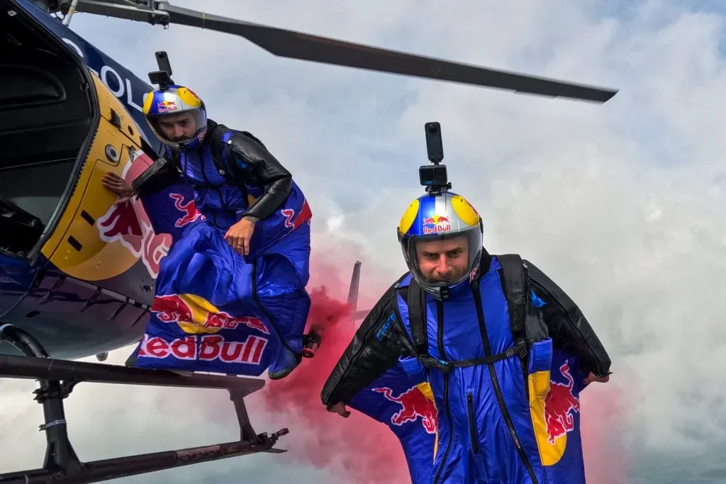 Marco Fuerst y Marco Waltenspiel bajando del helicóptero que los llevó a su vuelo sobre el Támesis. Foto: Peter Salzmann / Red Bull Content Pool.