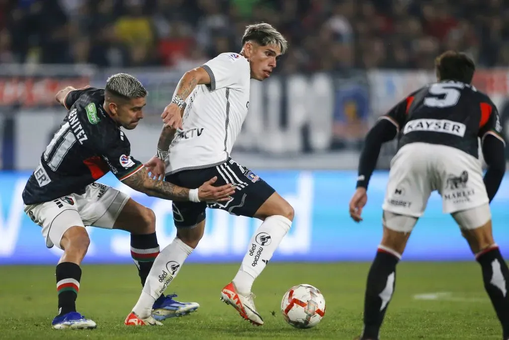 Carlos Palacios intenta girar ante la marca de Jonathan Benítez. (Jonnathan Oyarzun/Photosport).