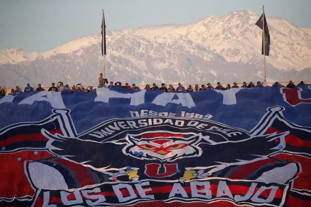 Los hinchas de la U ya comenzaron con el canje de entradas. Foto: Jonnathan Oyarzun/Photosport