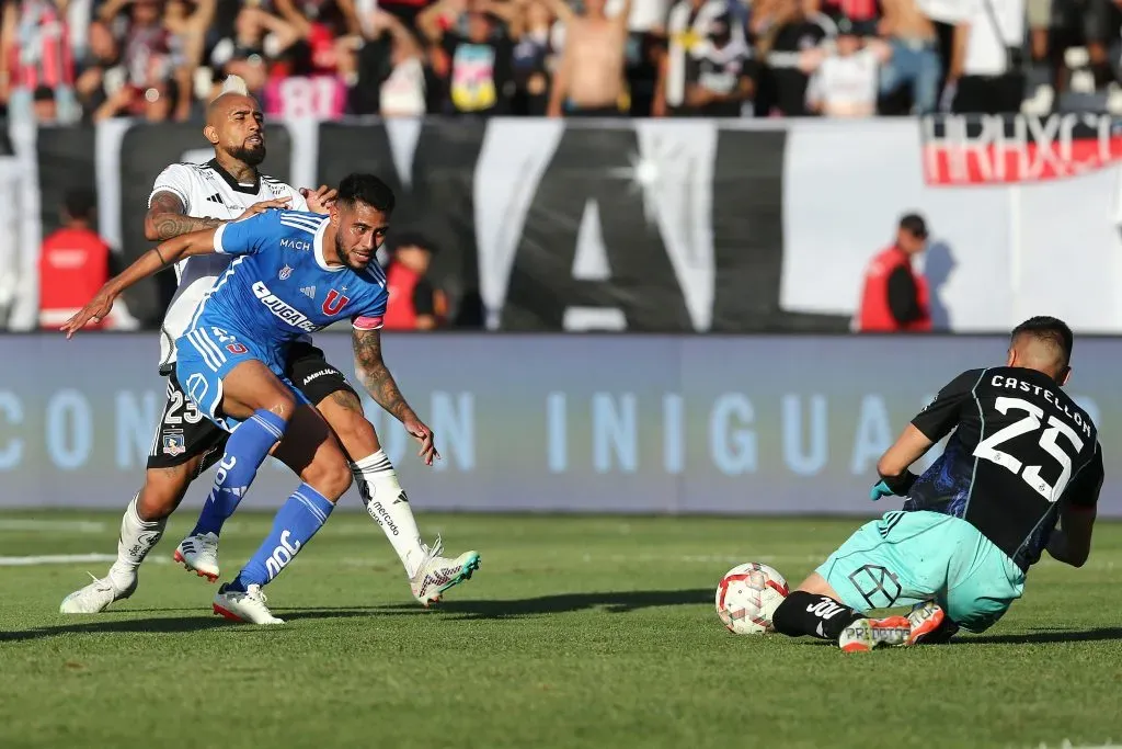 Emmanuel Ojeda fue titular en el Superclásico ante Colo Colo, donde entregó la asistencia del triunfo. Foto Javier Salvo/Photosport