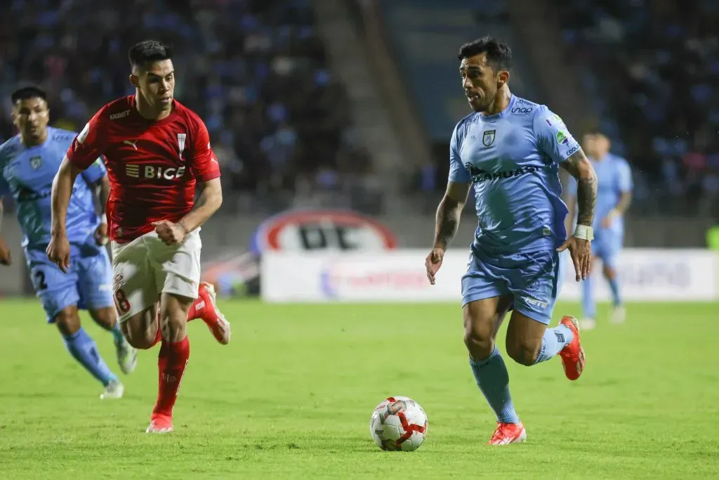 Edson Puch jugando ante Universidad Católica antes de lesionarse