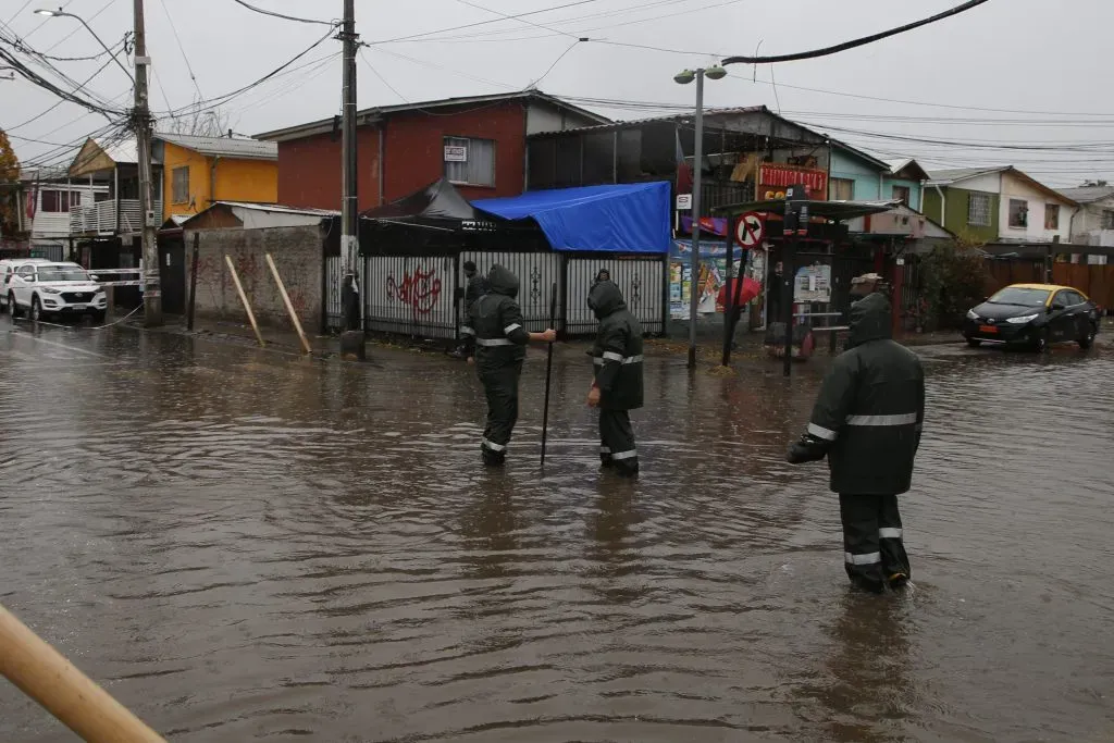 esborde de un canal afecta al barrio Lo Cruzat inundando casas y comercios en Quilicura. ATON.