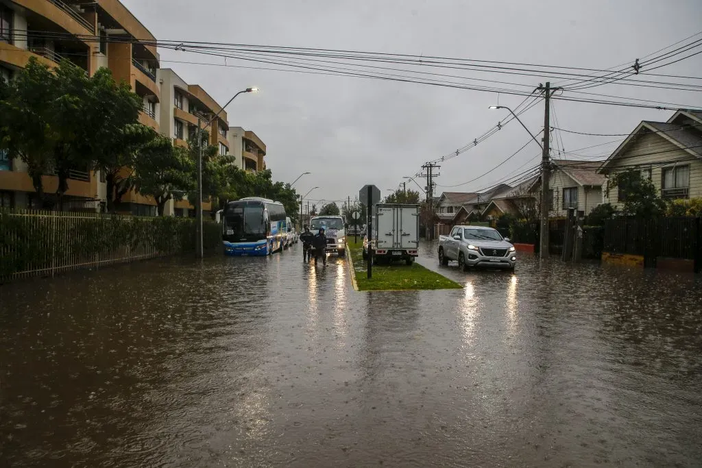 esborde de un canal afecta al barrio Lo Cruzat inundando casas y comercios en Quilicura. ATON.