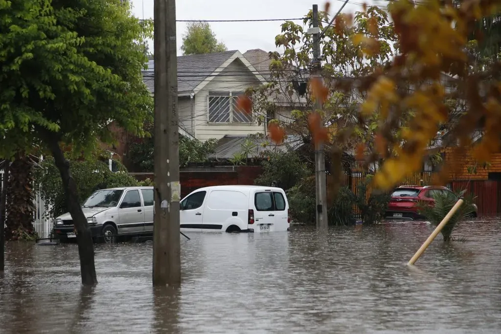 esborde de un canal afecta al barrio Lo Cruzat inundando casas y comercios en Quilicura. ATON.