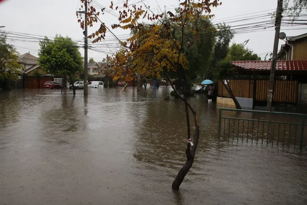 esborde de un canal afecta al barrio Lo Cruzat inundando casas y comercios en Quilicura. ATON.