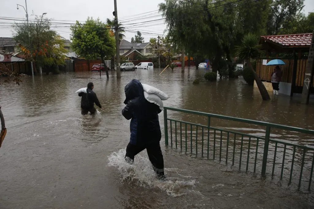 esborde de un canal afecta al barrio Lo Cruzat inundando casas y comercios en Quilicura. ATON.