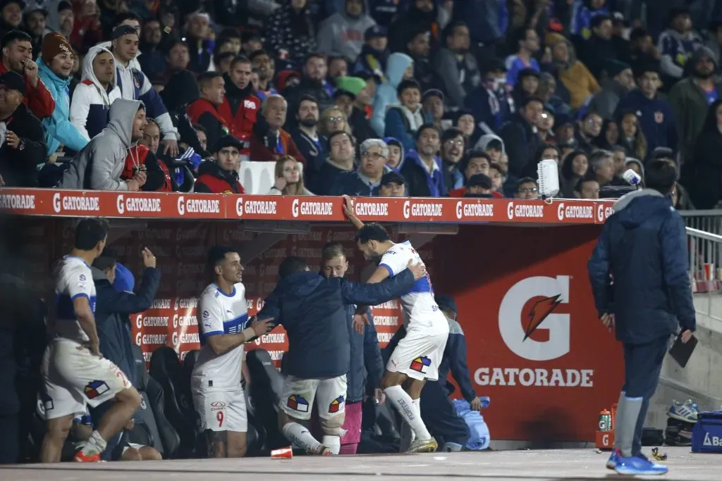 El árbitro del clásico denunció a la hinchada de la U por lanzar cosas en el clásico | Photosport