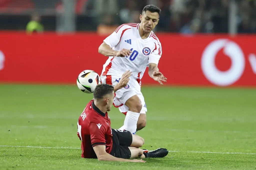 Alexis frente a Albania, en la última fecha FIFA