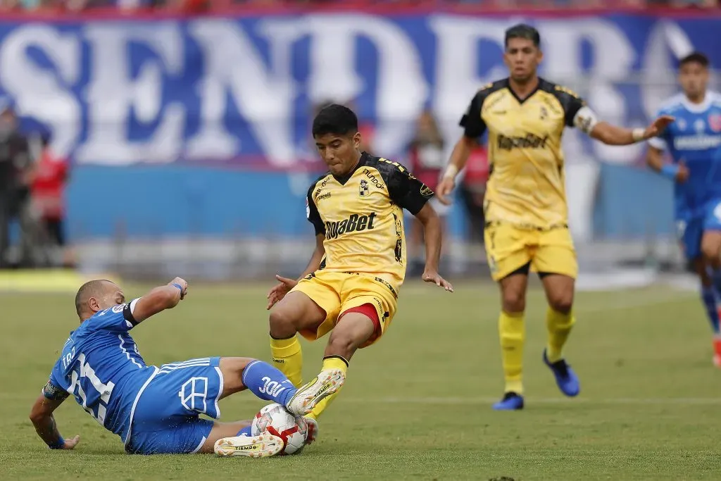 Marcelo Díaz lucha una pelota con Benjamín Chandía. (Pepe Alvujar/Photosport).