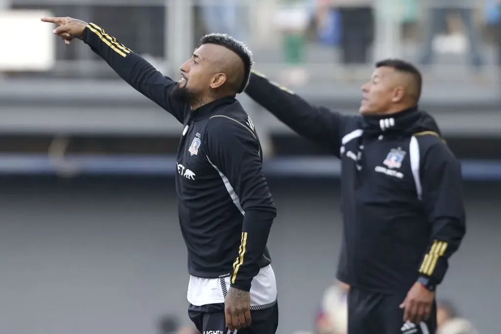 Jorge Almirón tendrá que preparar el partido con Cerro Porteño sin Arturo Vidal. Foto: Photosport.