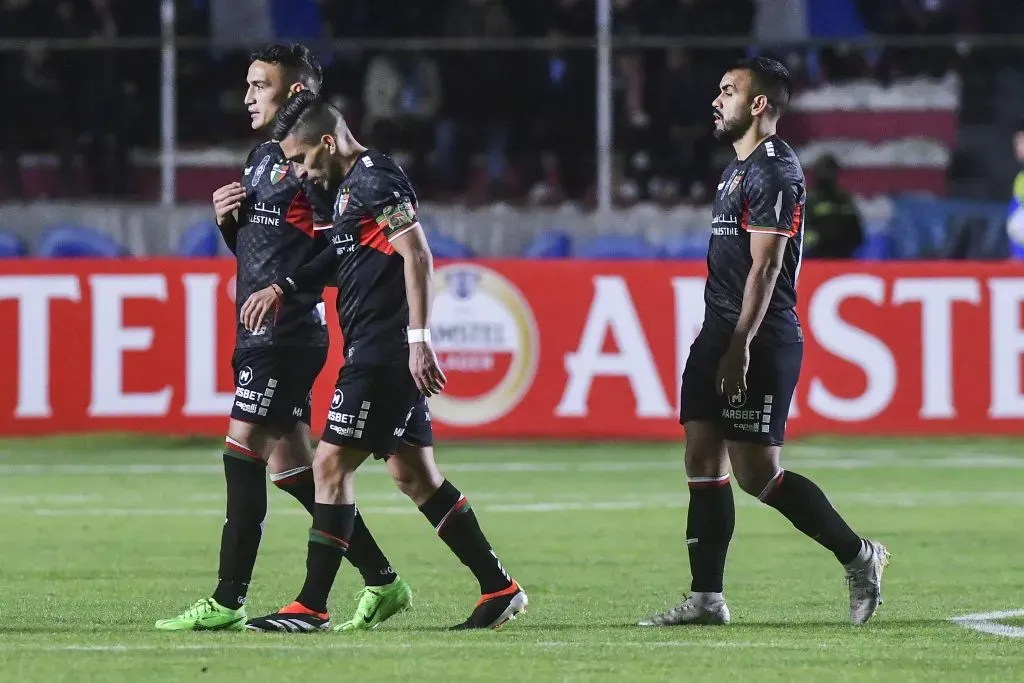 Palestino sufrió una derrota ante Bolívar, que terminó como líder del Grupo E por delante de Flamengo. (Daniel Miranda/APG/Photosport).