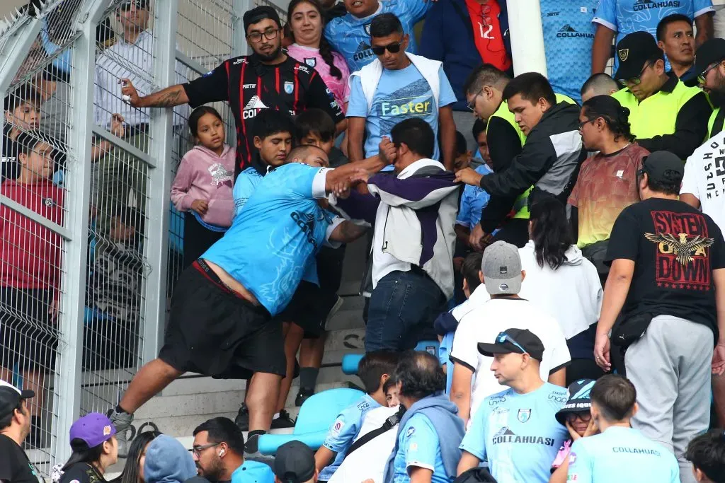 En el triunfo de Colo Colo ante Iquique, hubo peleas y lanzamiento de objetos desde la tribunas. Foto: Photosport.