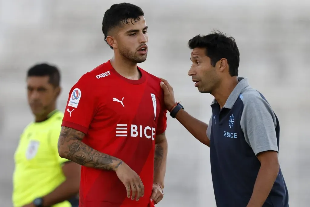 Nicolás Núñez y una conversación con Dani González durante un partido ante Palestino. (Andrés Piña/Photosport).