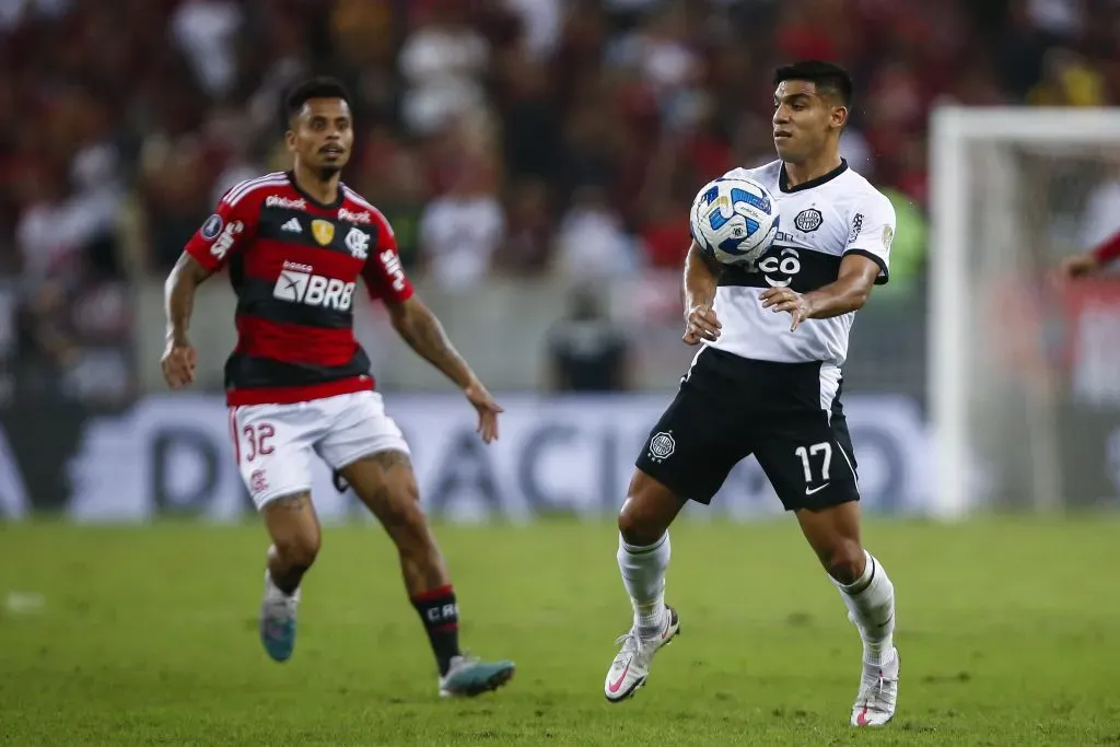 Marcos Gómez en acción por Olimpia ante Flamengo. (Wagner Meier/Getty Images).