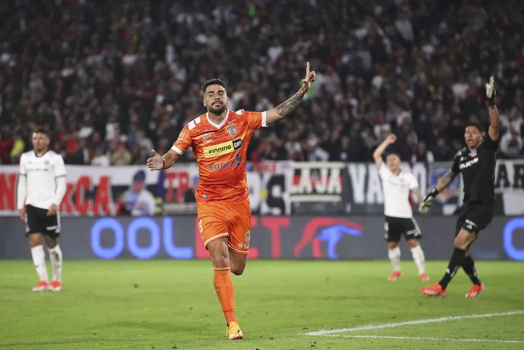 Así festejó Gastón Rodríguez el gol que le anotó a Colo Colo. (Pepe Alvujar/Photosport).