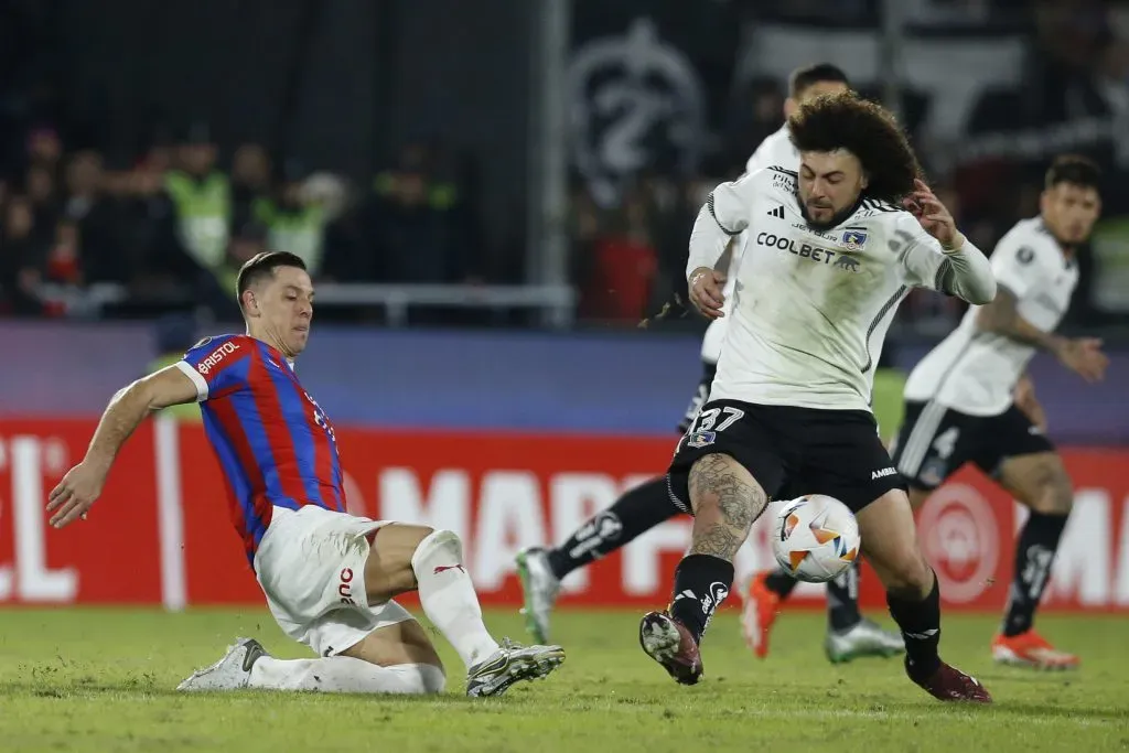 Maxi Falcón fue la gran figura de Colo Colo en Paraguay. Foto: Cesar Olmos/Photosport