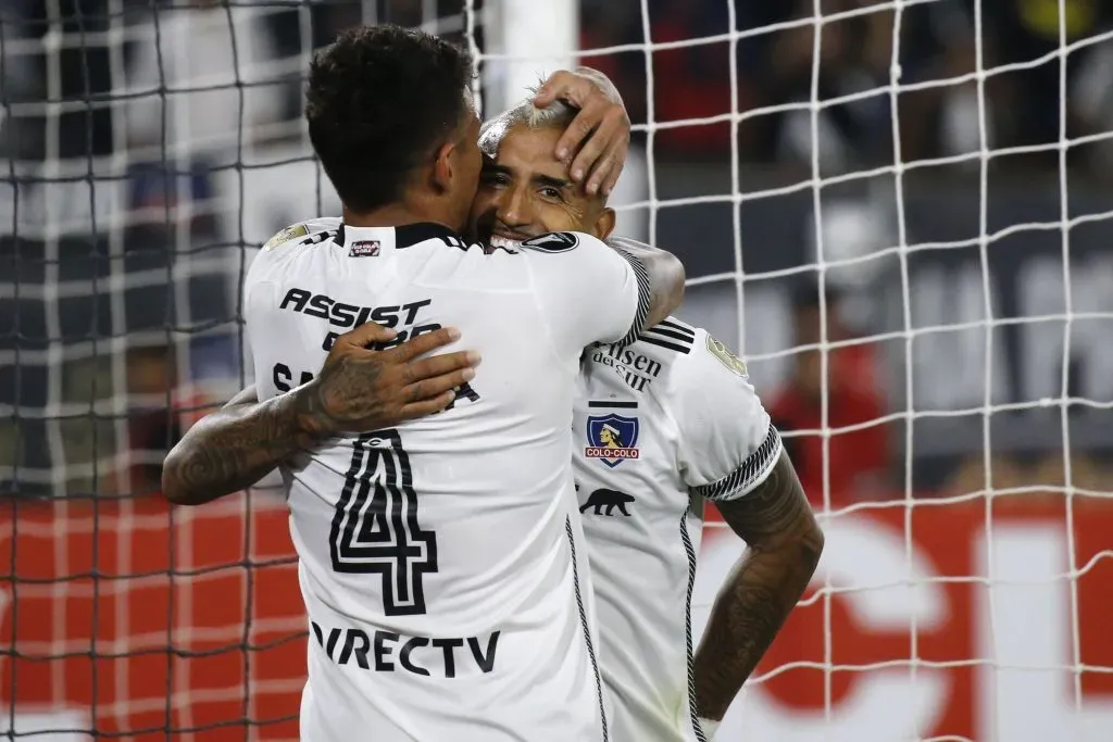 Arturo Vidal y Alan Saldivia celebran ante Sportivo Trinidense en la Copa Libertadores. (Dragomir Yankovic/Photosport).