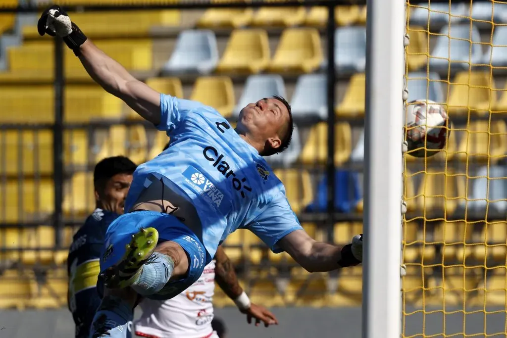 Everton no contará con su portero titular ante la U. Foto: Andres Pina/Photosport