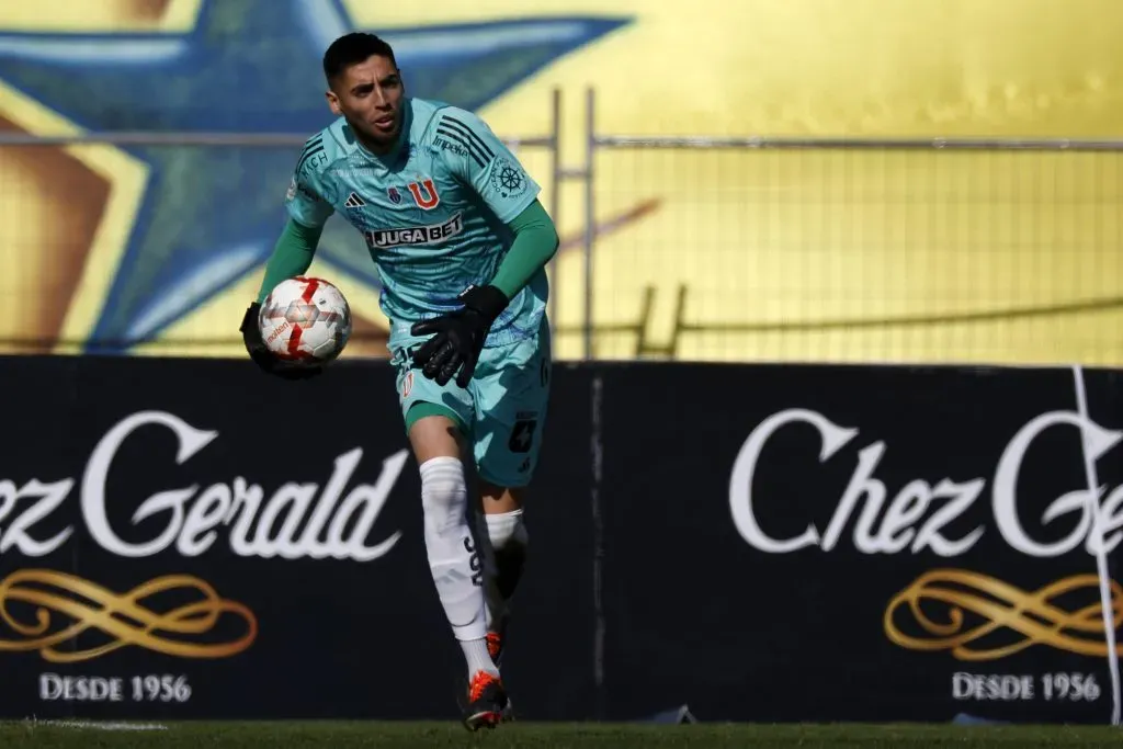 Gabriel Castellón tuvo al menos dos tapadas claves en la victoria de U. de Chile ante Everton. (Andrés Piña/Photosport).