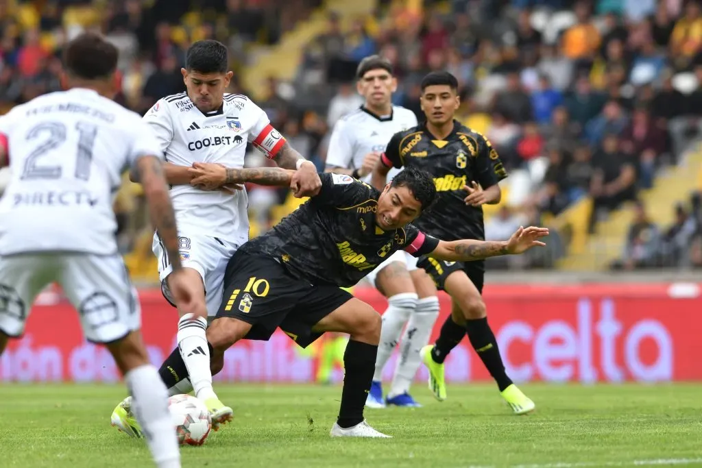 Luciano Cabral protege el balón ante Esteban Pavez. ¿Serán compañeros en Colo Colo? (Alejandro Pizarro Ubilla/Photosport).