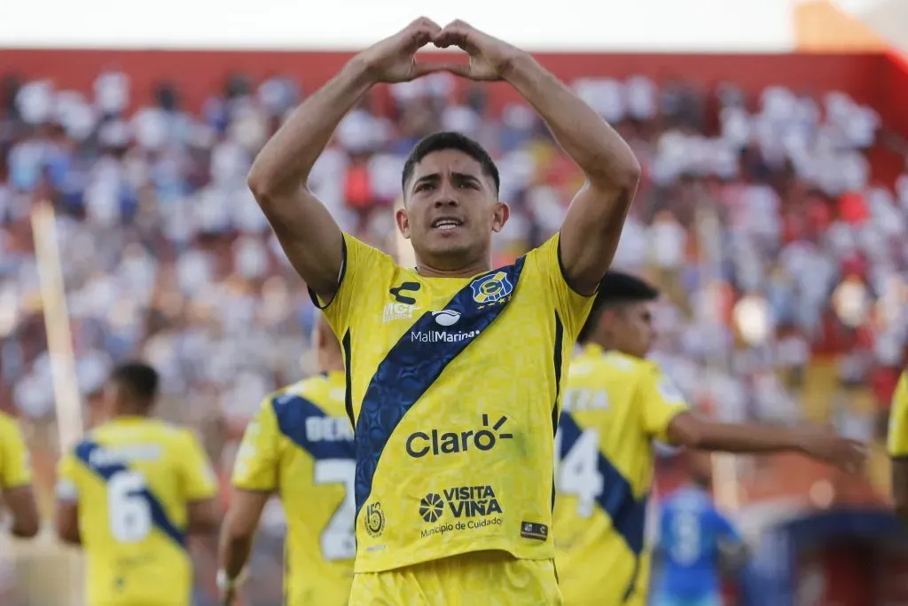 Braian Martínez festeja uno de los goles que anotó por Everton: fue a la Católica en el estadio Santa Laura. (Jonnathan Oyarzún/Photosport).
