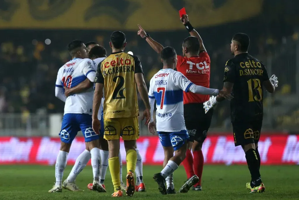 Rodrigo Carvajal expulsó a César Pinares en el final de la derrota de Católica | Photosport