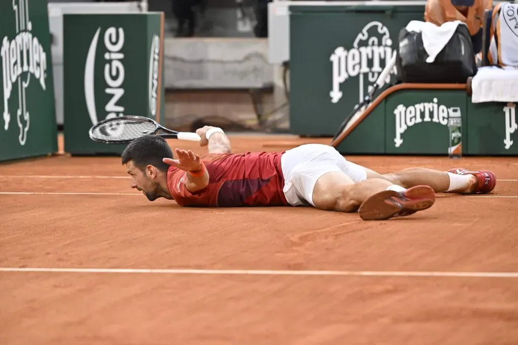 Djokovic celebra un punto acostado en la arcilla de Roland Garros