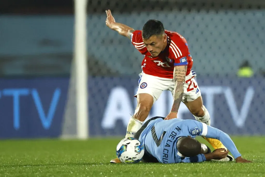 Charles Aránguiz con la camiseta de la Roja el año pasado