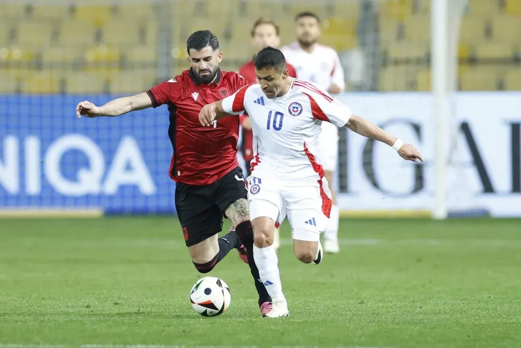 Alexis jugando ante Albania en el debut de Gareca