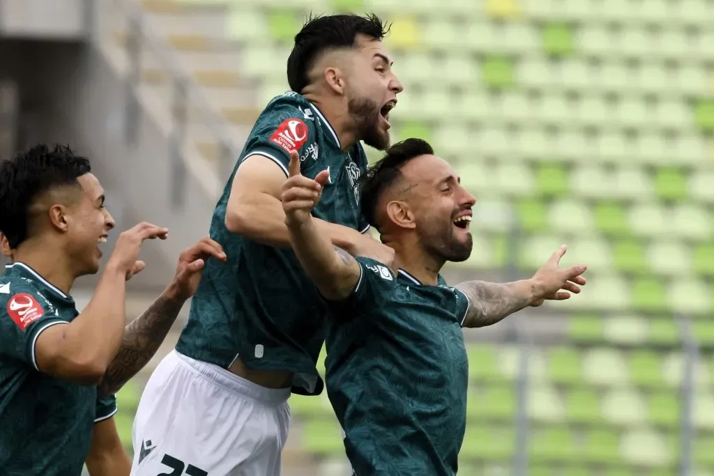Marcelo Cañete celebra el gol que anotó ante San Luis. (Andres Pina/Photosport).