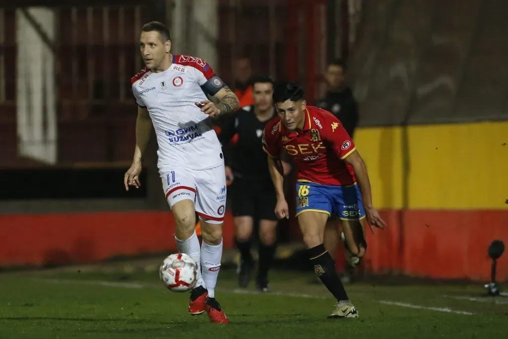 Luciano Aued fue insultado por los hinchas de Unión Española. Foto: Marcelo Hernandez/Photosport