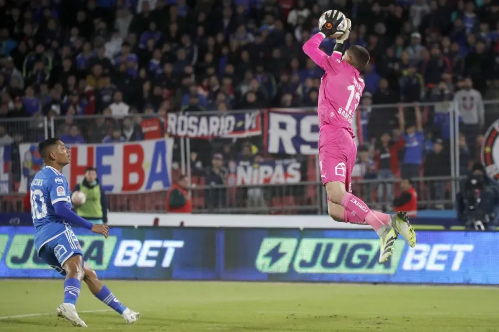 Thomas Gillier en acción durante la victoria de la UC ante la U en el Clásico Universitario. (Jonnathan Oyarzun/Photosport).