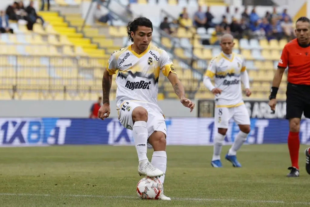 Luciano Cabral en acción por Coquimbo Unido en el estadio Sausalito, donde dejó un imborrable gol de tijera. (Raul Zamora/Photosport).