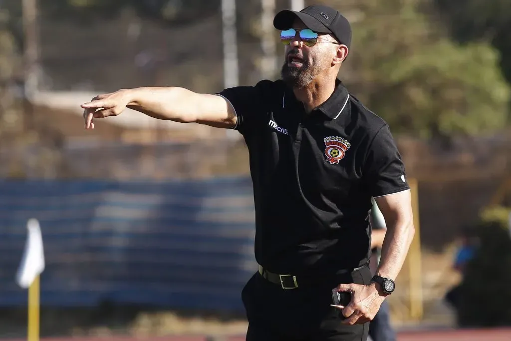 Fantasma Figueroa dirigiendo a Cobreloa el 2020 (Photosport)