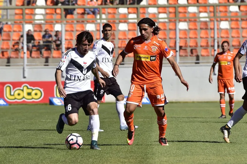 Christian Pavez en acción ante Santiago Morning en su primer paso por Cobreloa. (Pedro Tapia/Photosport).