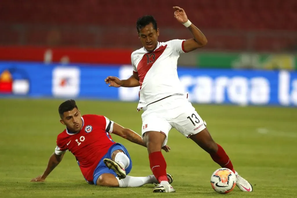 César Pinares marca a Renato Tapia en las Eliminatorias rumbo a Qatar 2022. (Andres Pina/Photosport).