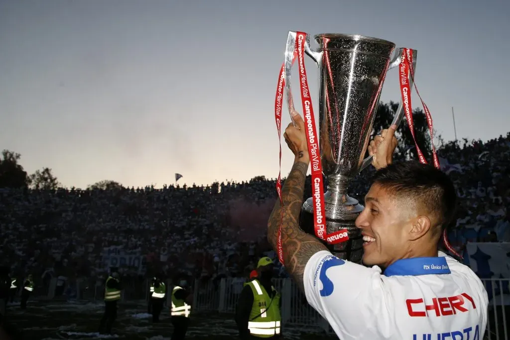 Valber Huerta ya sabe lo que es ser campeón con la UC, donde levantó seis títulos. Foto: Photosport.