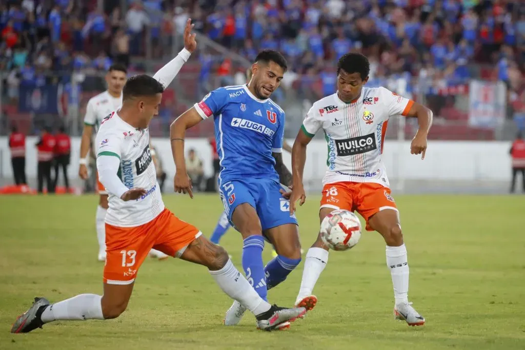 Emmanuel Ojeda fue titular en cuatro partidos con la U. Foto: Jonnathan Oyarzun/Photosport