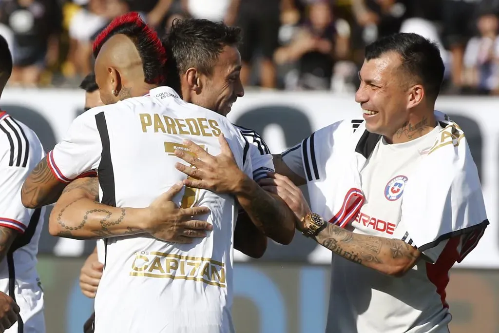 Medel junto a Valdivia en la despedida de Paredes en el Monumental