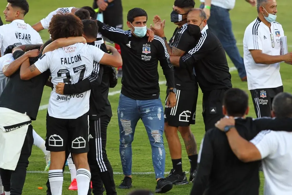 Julio Barroso en el estadio Fiscal de Talca festeja la permanencia de Colo Colo en la élite del fútbol nacional. (Dragomir Yankovic/Photosport).