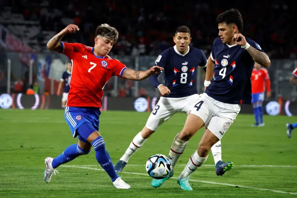 Maxi Guerrero en su debut con La Roja ante Paraguay (Photosport)