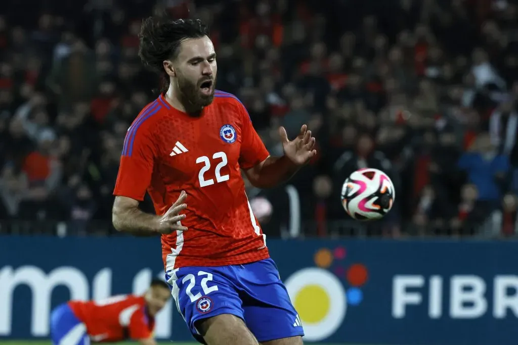 Pedro Carcuro le dio con todo a Ben Brereton Díaz y dejó la escoba en el fútbol chileno. Foto: Photosport.