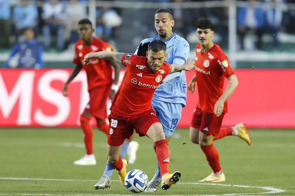 Charles Aránguiz aún tiene contrato con Internacional de Porto Alegre.